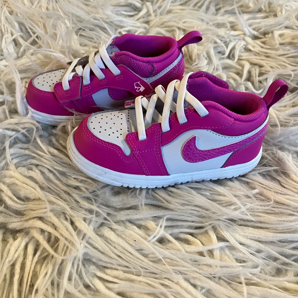 Nike Kids Low-Top Sneakers in Magenta and White